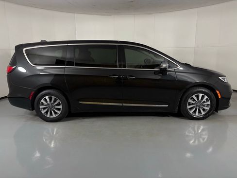 Used 2023 Chrysler Pacifica Limited image 9
