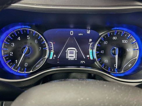 Used 2024 Chrysler Pacifica Touring-L FWD image 7