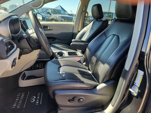 Used 2023 Chrysler Pacifica Touring-L FWD image 21