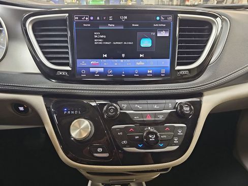 Used 2021 Chrysler Pacifica Touring-L image 18