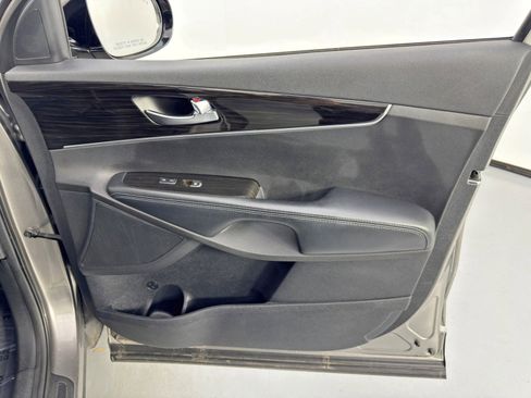 Used 2019 Kia Sorento LX w/ LX Convenience Package image 41