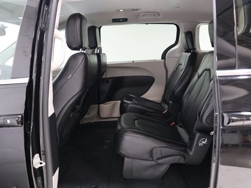 Used 2024 Chrysler Pacifica Touring-L FWD image 30