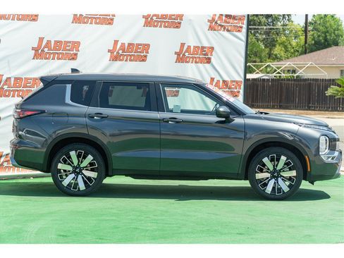 Used 2025 Mitsubishi Outlander AWD image 46