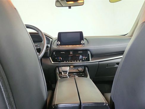 Used 2022 Nissan Rogue SV w/ SV Premium Package image 14