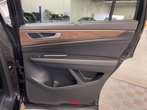 Used 2024 Volkswagen Atlas SE image 35