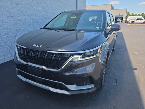 Used 2023 Kia Carnival EX FWD image 2