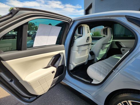 Used 2023 BMW i7 xDrive60 w/ Parking Assistance Package AWD/4WD image 26