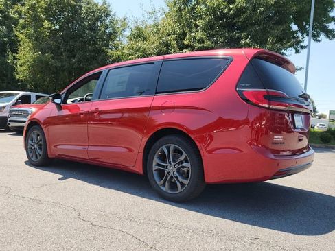 New 2026 Chrysler Pacifica Select image 2