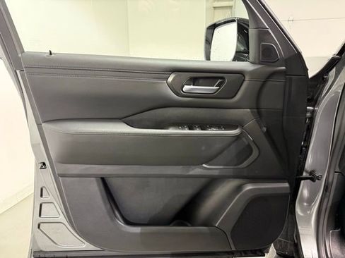 Used 2025 Nissan Armada SV image 10