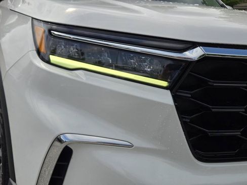 Used 2023 Honda Pilot Touring image 3