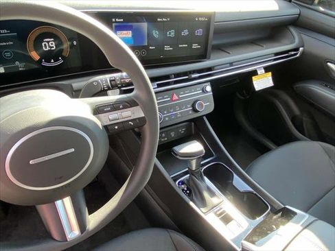 Certified 2025 Hyundai Tucson SE image 9