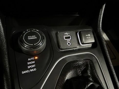 Used 2022 Jeep Cherokee Latitude Lux w/ Mopar Interior Package AWD/4WD image 15