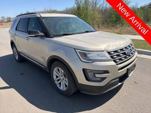 Used 2017 Ford Explorer XLT image 1