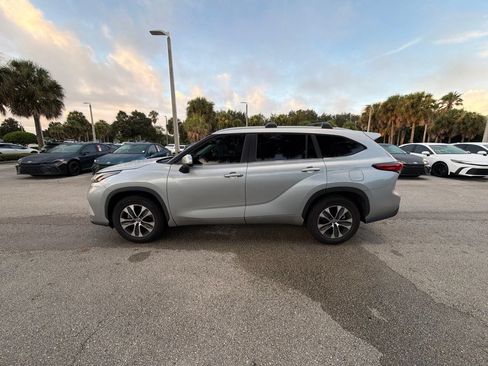 Used 2023 Toyota Highlander XLE FWD image 2