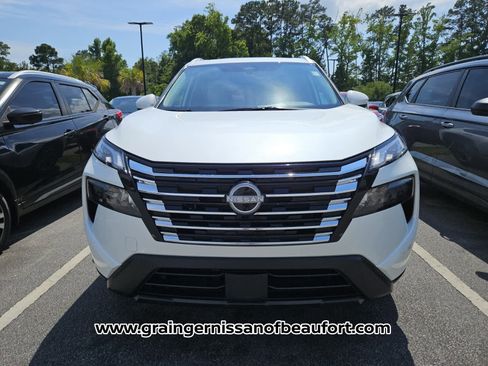Used 2026 Nissan Rogue SV w/ SV Premium Package FWD image 3