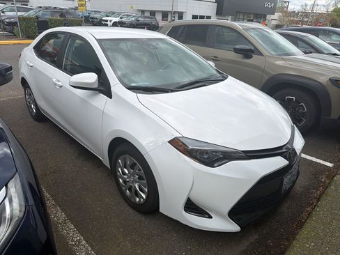 Used 2019 Toyota Corolla LE image 3