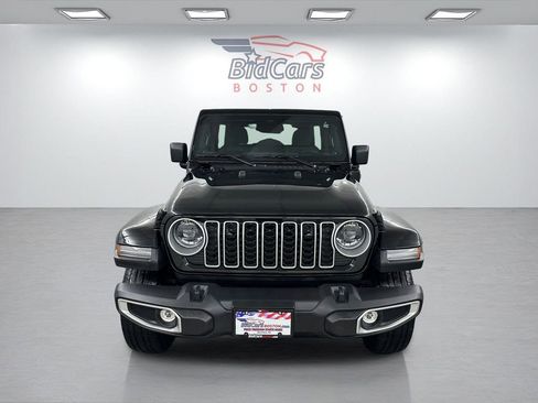 Used 2025 Jeep Wrangler Unlimited Sahara image 2