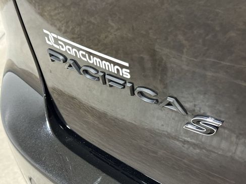 Used 2025 Chrysler Pacifica Limited FWD image 28