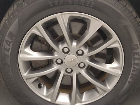 Used 2019 Jeep Cherokee Latitude Plus FWD image 31