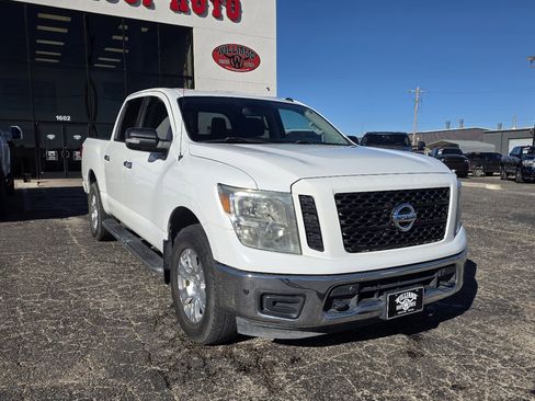 Used 2019 Nissan Titan SV w/ SV Convenience Package image 1