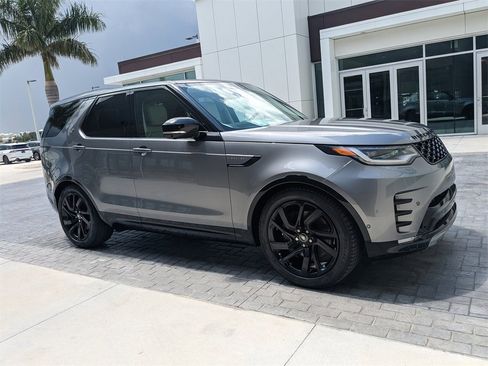 New 2025 Land Rover Discovery Dynamic SE image 2