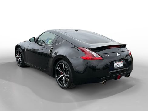 Used 2018 Nissan 370Z Coupe RWD image 3