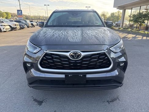 Used 2023 Toyota Highlander XLE AWD/4WD image 2
