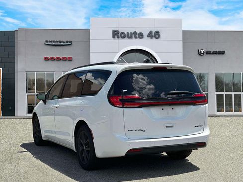 Used 2025 Chrysler Pacifica Limited FWD image 4