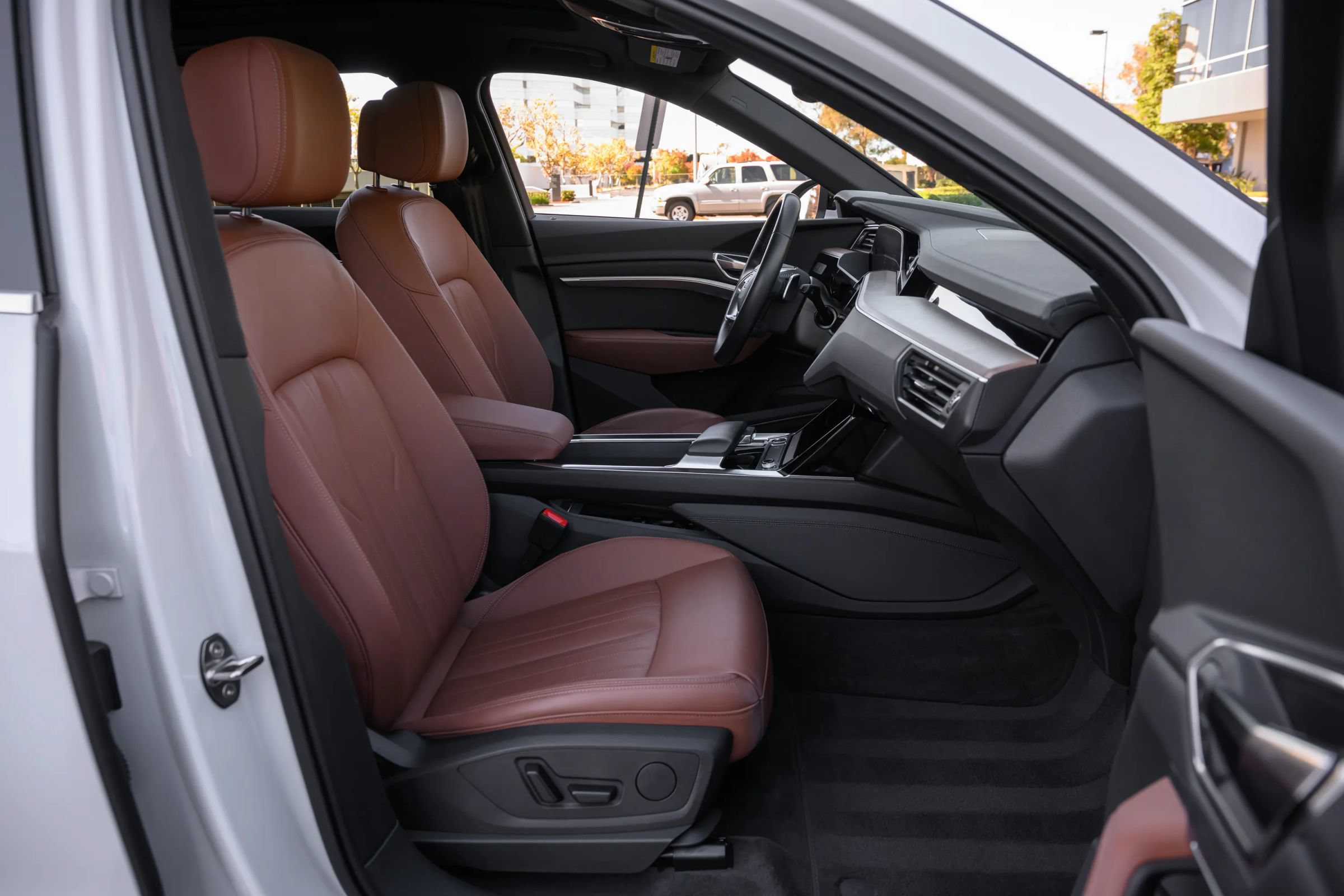 Used 2024 Audi Q8 e-tron Premium AWD/4WD image 31
