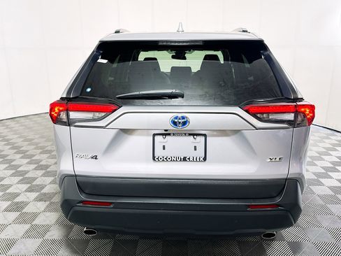 Used 2022 Toyota RAV4 XLE w/ Convenience Package FWD image 4