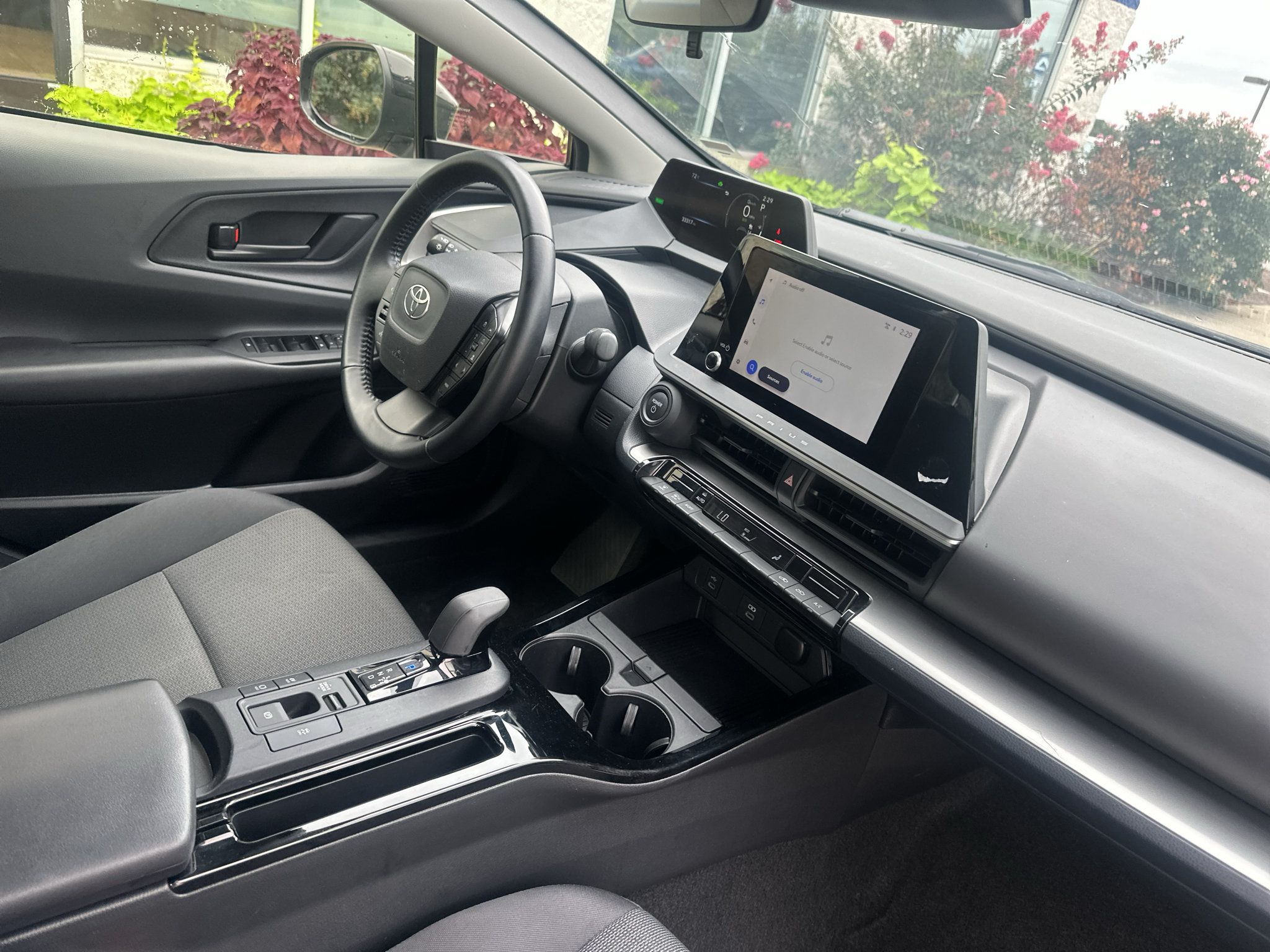 Used 2025 Toyota Prius LE FWD image 11