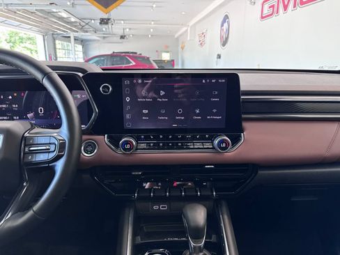 Certified 2025 GMC Canyon AT4 w/ Nightfall Edition AWD/4WD image 18