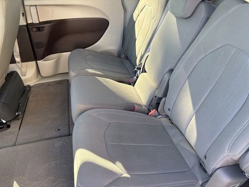 Used 2017 Chrysler Pacifica Touring w/ Tire & Wheel Group FWD image 30