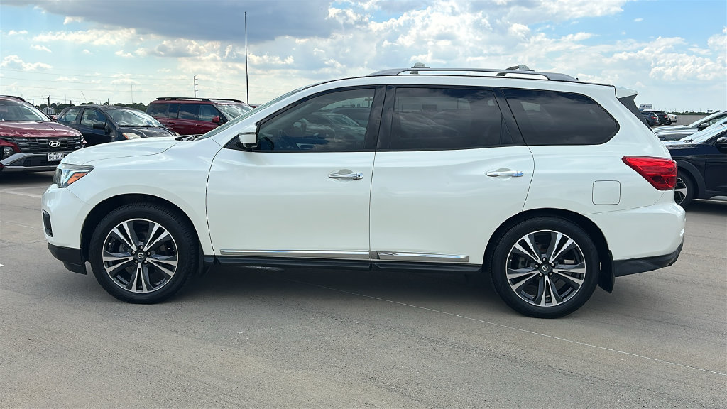 Used 2017 Nissan Pathfinder Platinum w/ Family Entertainment Package FWD image 11