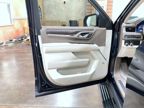 Used 2023 GMC Yukon XL Denali AWD/4WD image 9