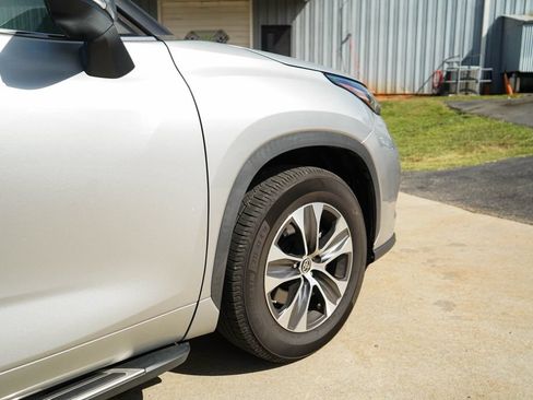 Used 2022 Toyota Highlander XLE FWD image 19