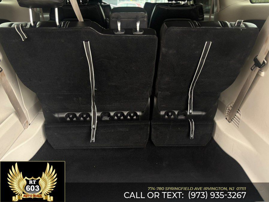 Used 2024 Chrysler Pacifica Touring-L FWD image 7