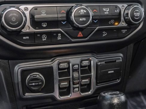 Used 2018 Jeep Wrangler Unlimited Sahara image 26