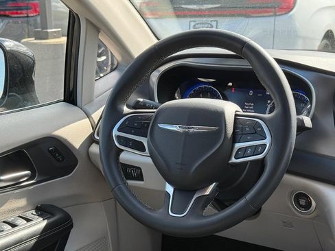 Used 2022 Chrysler Pacifica Touring-L FWD image 11