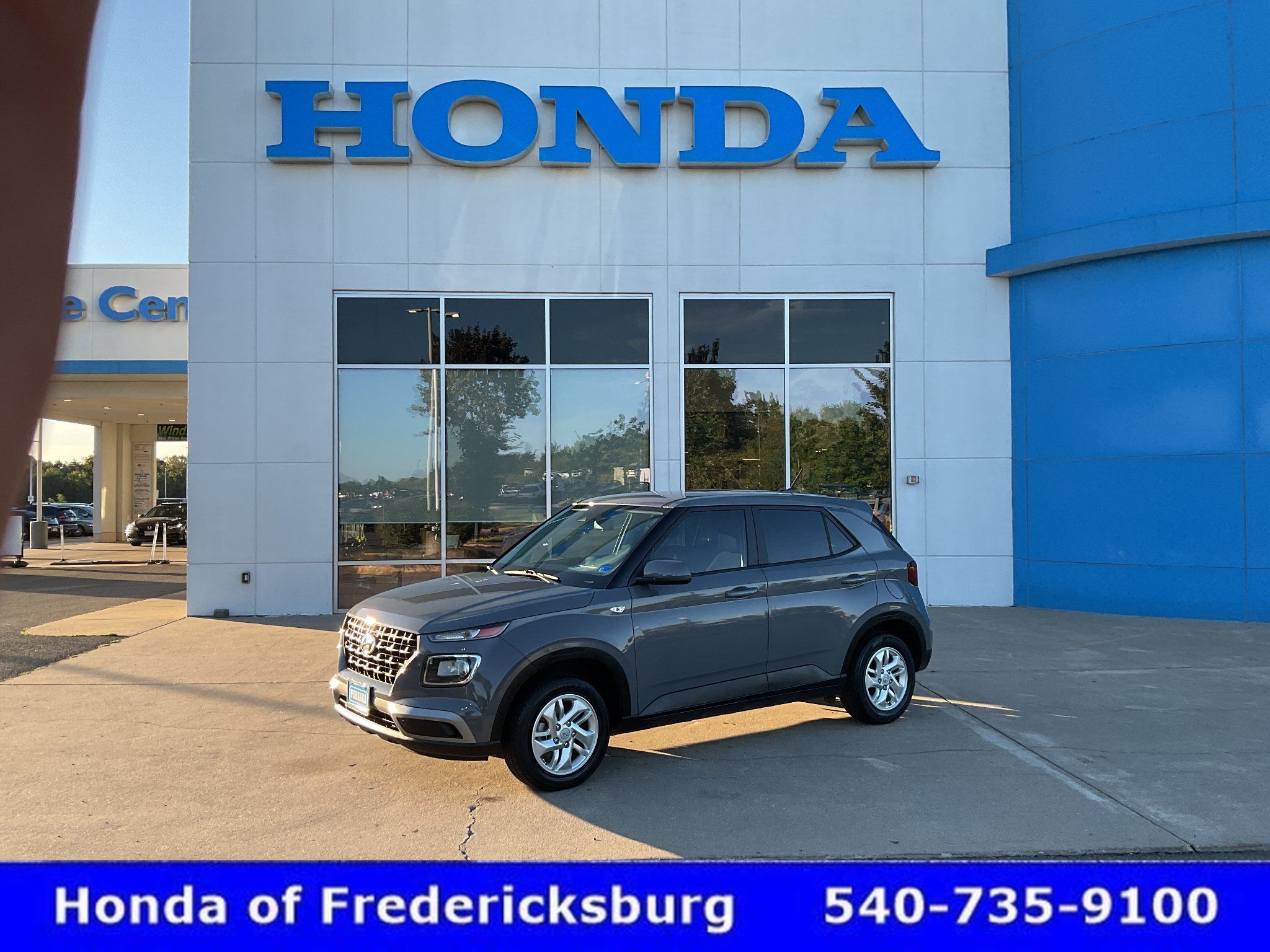 Used 2023 Hyundai Venue SE FWD image 1