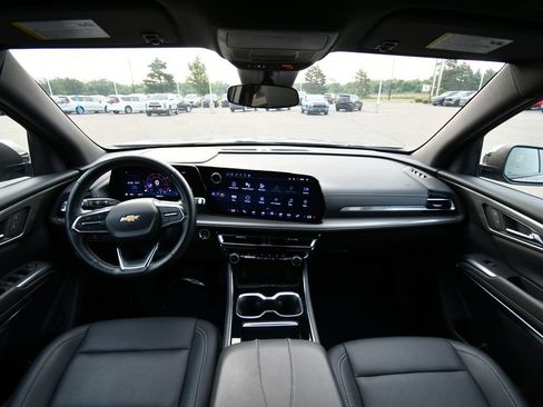 Used 2024 Chevrolet Traverse LT AWD/4WD image 3