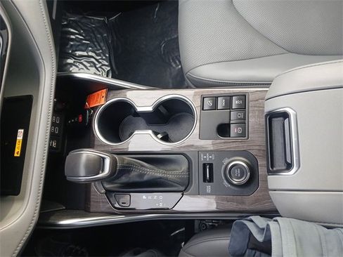 Used 2023 Toyota Highlander Limited image 20