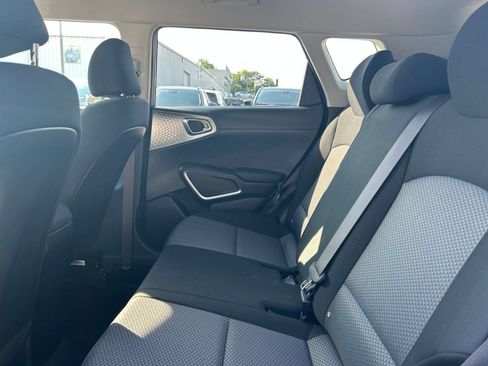 Used 2025 Kia Soul LX w/ LX Technology Package FWD image 17