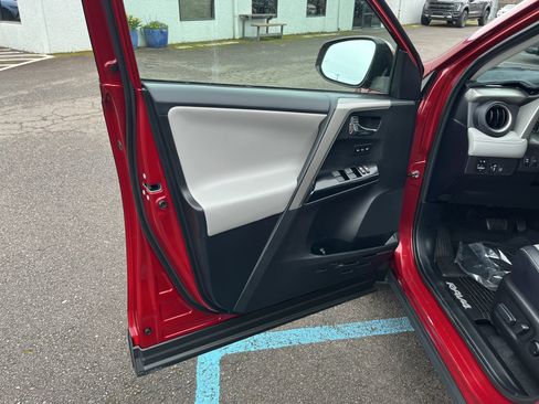 Used 2018 Toyota RAV4 Limited w/ Advanced Technology Package image 16