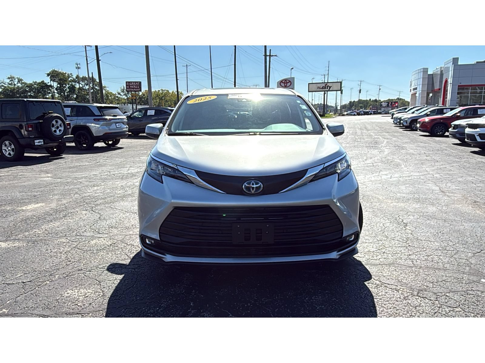 Certified 2025 Toyota Sienna XLE FWD image 2