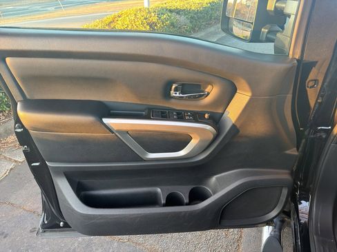 Used 2019 Nissan Titan SV w/ SV Convenience Package image 19