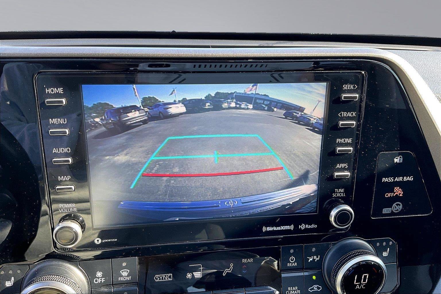 Used 2020 Toyota Highlander XLE AWD/4WD image 22