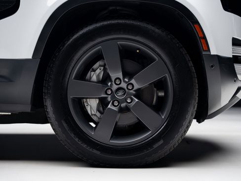 Used 2023 Land Rover Defender 130 SE image 41