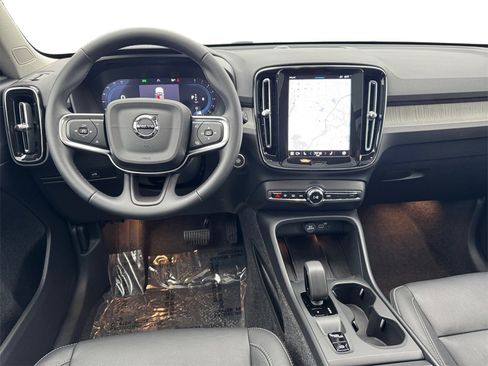 Certified 2025 Volvo XC40 B5 Core image 21