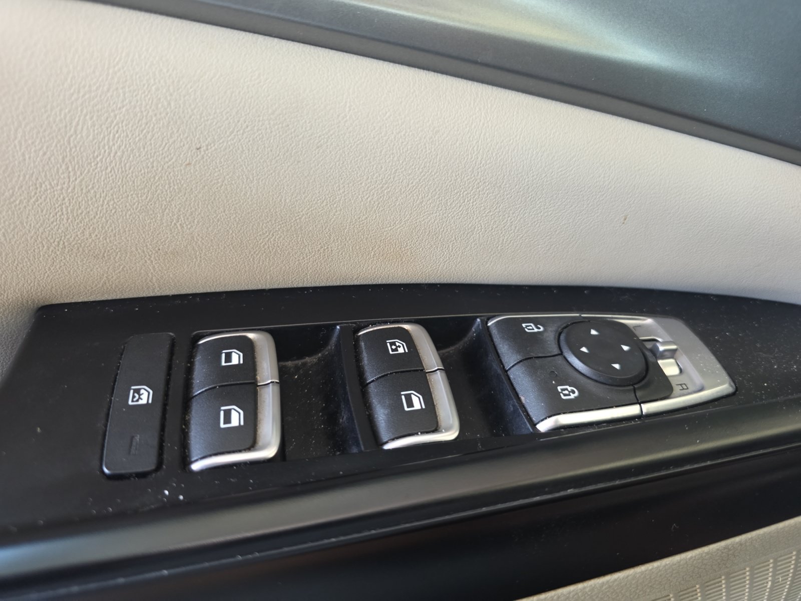 Used 2022 Kia Carnival LX FWD image 22
